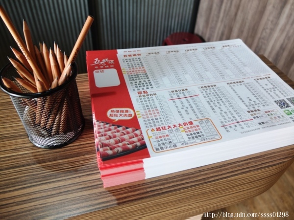 五鮮級平價鍋物(屏東自由店)：食記【五鮮級平價鍋物(屏東自由店)】平價實惠火鍋！超狂大肉盤、大海蝦拼盤必點推薦 還有白飯飲料免費吃到飽