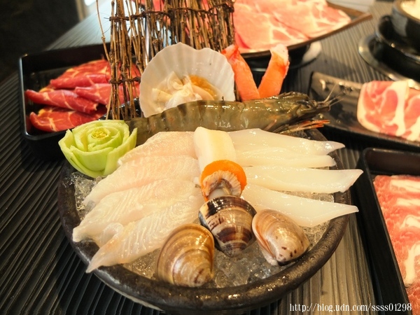 五鮮級平價鍋物(屏東自由店)：食記【五鮮級平價鍋物(屏東自由店)】平價實惠火鍋！超狂大肉盤、大海蝦拼盤必點推薦 還有白飯飲料免費吃到飽