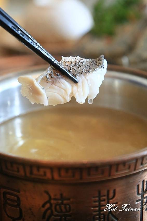 德記中藥火鍋(台南總店)：【台南美食】百年中藥鋪結合火鍋店，搭載著溫度與誠意的一鍋：德記中藥火鍋台南總店