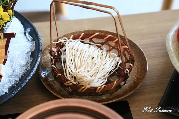 德記中藥火鍋(台南總店)：【台南美食】百年中藥鋪結合火鍋店，搭載著溫度與誠意的一鍋：德記中藥火鍋台南總店