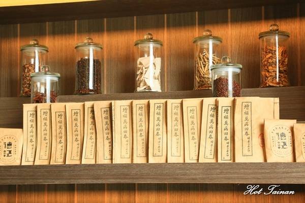 德記中藥火鍋(台南總店)：【台南美食】百年中藥鋪結合火鍋店，搭載著溫度與誠意的一鍋：德記中藥火鍋台南總店