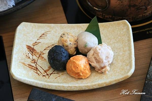 德記中藥火鍋(台南總店)：【台南美食】百年中藥鋪結合火鍋店，搭載著溫度與誠意的一鍋：德記中藥火鍋台南總店