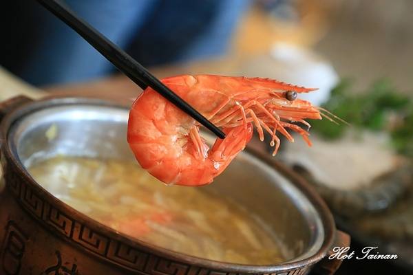 德記中藥火鍋(台南總店)：【台南美食】百年中藥鋪結合火鍋店，搭載著溫度與誠意的一鍋：德記中藥火鍋台南總店