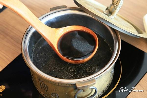 德記中藥火鍋(台南總店)：【台南美食】百年中藥鋪結合火鍋店，搭載著溫度與誠意的一鍋：德記中藥火鍋台南總店