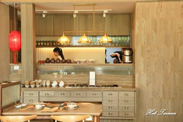 德記中藥火鍋(台南總店)：【台南美食】百年中藥鋪結合火鍋店，搭載著溫度與誠意的一鍋：德記中藥火鍋台南總店