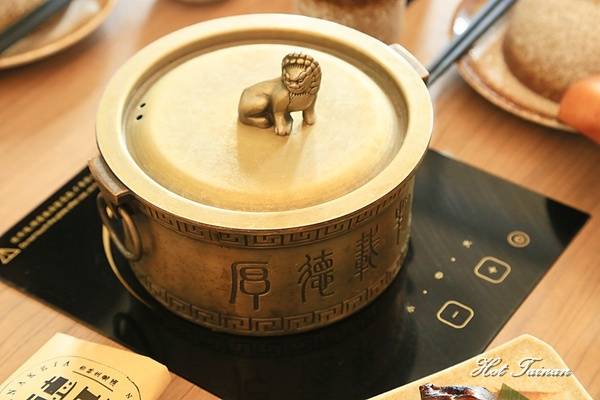 德記中藥火鍋(台南總店)：【台南美食】百年中藥鋪結合火鍋店，搭載著溫度與誠意的一鍋：德記中藥火鍋台南總店