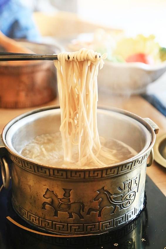 德記中藥火鍋(台南總店)：【台南美食】百年中藥鋪結合火鍋店，搭載著溫度與誠意的一鍋：德記中藥火鍋台南總店