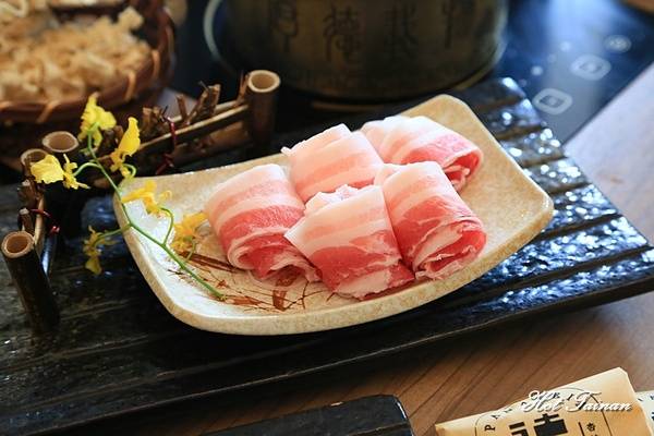 德記中藥火鍋(台南總店)：【台南美食】百年中藥鋪結合火鍋店，搭載著溫度與誠意的一鍋：德記中藥火鍋台南總店