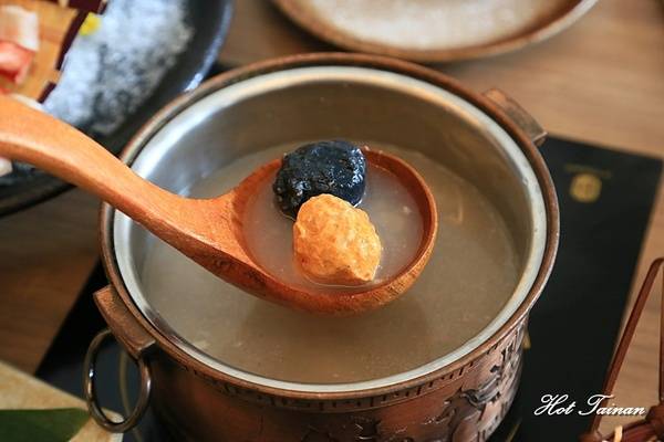 德記中藥火鍋(台南總店)：【台南美食】百年中藥鋪結合火鍋店，搭載著溫度與誠意的一鍋：德記中藥火鍋台南總店