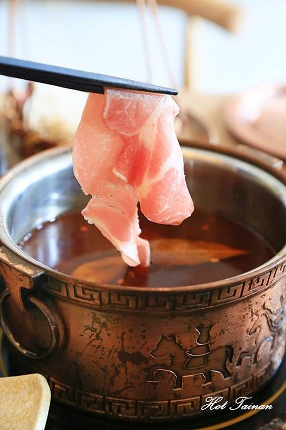 德記中藥火鍋(台南總店)：【台南美食】百年中藥鋪結合火鍋店，搭載著溫度與誠意的一鍋：德記中藥火鍋台南總店