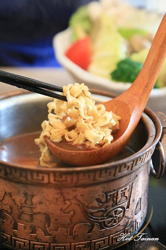 德記中藥火鍋(台南總店)：【台南美食】百年中藥鋪結合火鍋店，搭載著溫度與誠意的一鍋：德記中藥火鍋台南總店