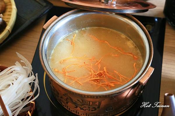 德記中藥火鍋(台南總店)：【台南美食】百年中藥鋪結合火鍋店，搭載著溫度與誠意的一鍋：德記中藥火鍋台南總店