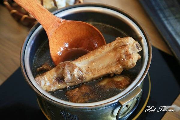 德記中藥火鍋(台南總店)：【台南美食】百年中藥鋪結合火鍋店，搭載著溫度與誠意的一鍋：德記中藥火鍋台南總店