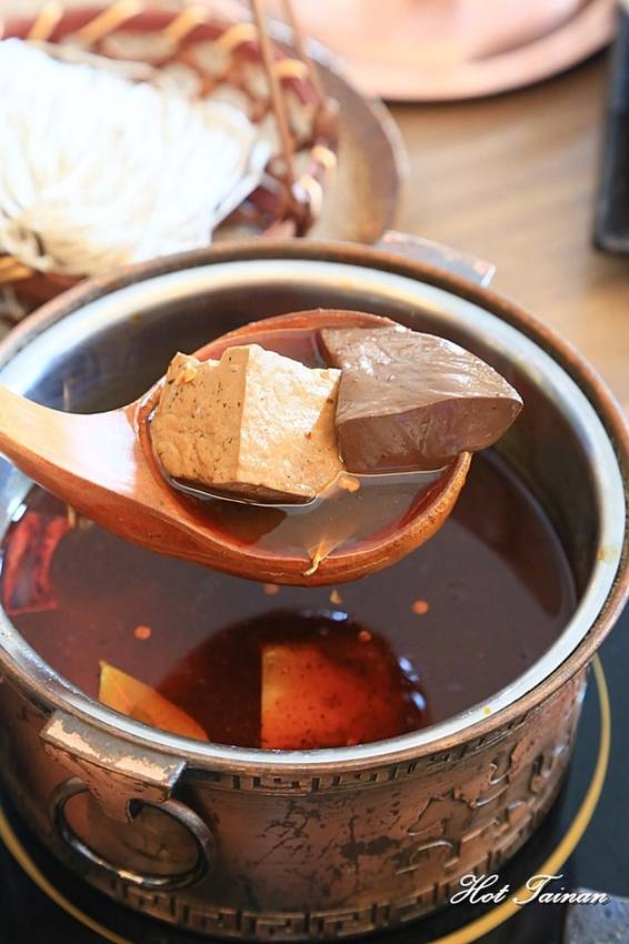 德記中藥火鍋(台南總店)：【台南美食】百年中藥鋪結合火鍋店，搭載著溫度與誠意的一鍋：德記中藥火鍋台南總店