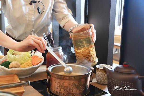 德記中藥火鍋(台南總店)：【台南美食】百年中藥鋪結合火鍋店，搭載著溫度與誠意的一鍋：德記中藥火鍋台南總店
