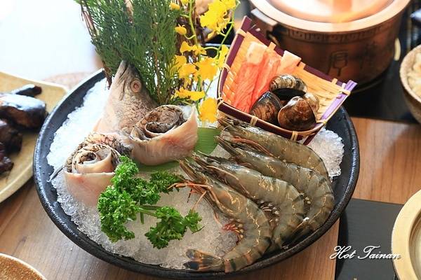 德記中藥火鍋(台南總店)：【台南美食】百年中藥鋪結合火鍋店，搭載著溫度與誠意的一鍋：德記中藥火鍋台南總店