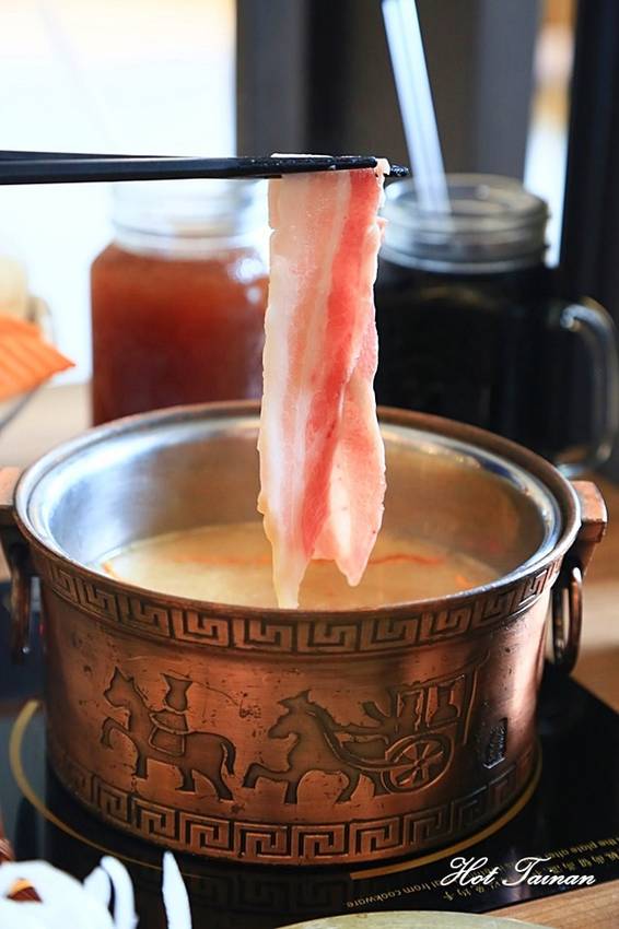 德記中藥火鍋(台南總店)：【台南美食】百年中藥鋪結合火鍋店，搭載著溫度與誠意的一鍋：德記中藥火鍋台南總店