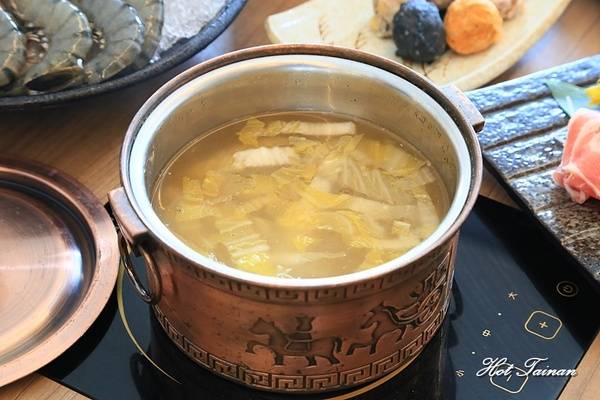 德記中藥火鍋(台南總店)：【台南美食】百年中藥鋪結合火鍋店，搭載著溫度與誠意的一鍋：德記中藥火鍋台南總店