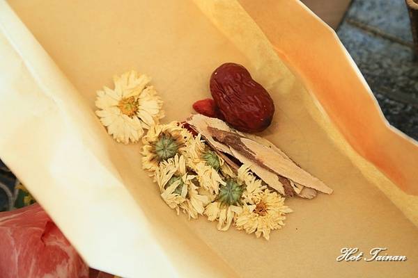 德記中藥火鍋(台南總店)：【台南美食】百年中藥鋪結合火鍋店，搭載著溫度與誠意的一鍋：德記中藥火鍋台南總店