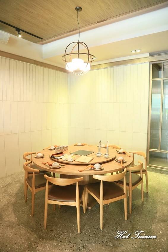 德記中藥火鍋(台南總店)：【台南美食】百年中藥鋪結合火鍋店，搭載著溫度與誠意的一鍋：德記中藥火鍋台南總店