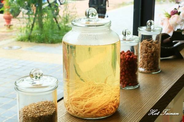 德記中藥火鍋(台南總店)：【台南美食】百年中藥鋪結合火鍋店，搭載著溫度與誠意的一鍋：德記中藥火鍋台南總店