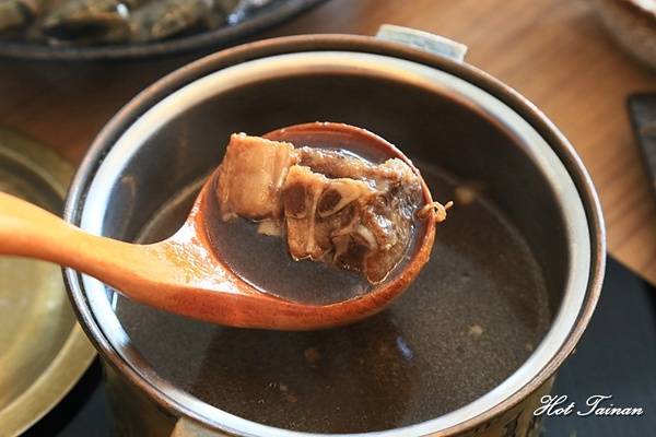 德記中藥火鍋(台南總店)：【台南美食】百年中藥鋪結合火鍋店，搭載著溫度與誠意的一鍋：德記中藥火鍋台南總店