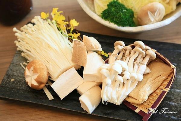 德記中藥火鍋(台南總店)：【台南美食】百年中藥鋪結合火鍋店，搭載著溫度與誠意的一鍋：德記中藥火鍋台南總店