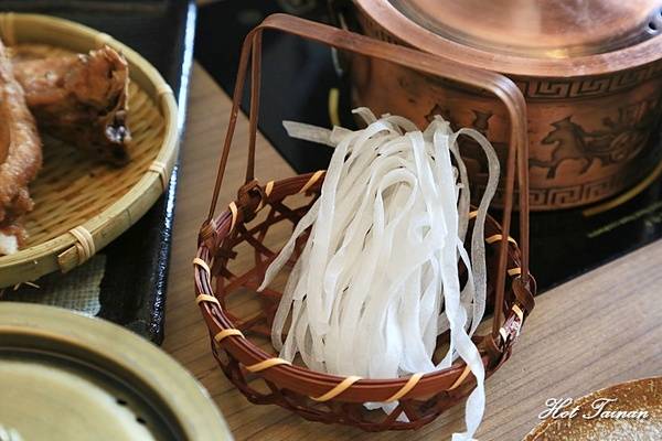 德記中藥火鍋(台南總店)：【台南美食】百年中藥鋪結合火鍋店，搭載著溫度與誠意的一鍋：德記中藥火鍋台南總店