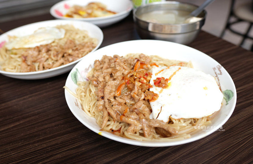 台中西屯│無名豬肉鐵板麵-台中人氣早餐，經濟又實惠銅板美食，從發財車到店面，鐵板麵份量有誠意，辣菜脯好夠味 - 藍色起士的美食主義