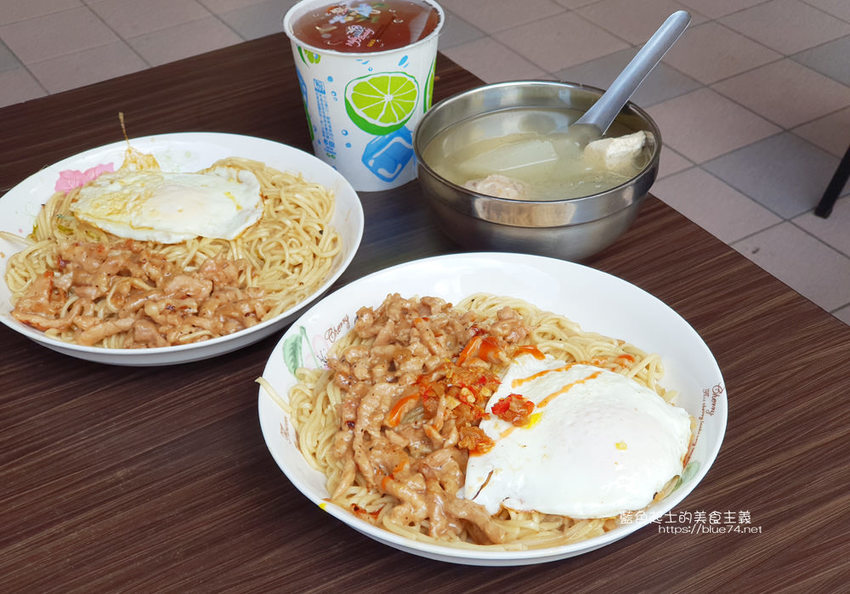 台中西屯│無名豬肉鐵板麵-台中人氣早餐，經濟又實惠銅板美食，從發財車到店面，鐵板麵份量有誠意，辣菜脯好夠味 - 藍色起士的美食主義