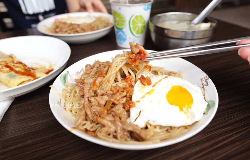 台中西屯│無名豬肉鐵板麵-台中人氣早餐，經濟又實惠銅板美食，從發財車到店面，鐵板麵份量有誠意，辣菜脯好夠味 - 藍色起士的美食主義