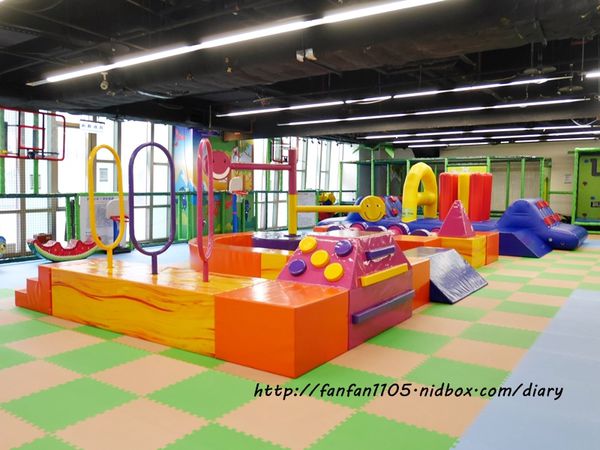 【松山區親子餐廳】跳跳蛙親子運動餐廳 專為小朋友設計的室內運動場所 玩中學習 訓練肌力感覺統合能力運動反應能力 (10).JPG