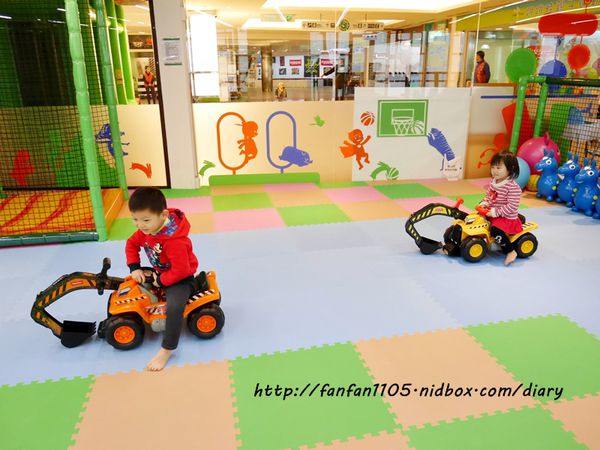 【松山區親子餐廳】跳跳蛙親子運動餐廳 專為小朋友設計的室內運動場所 玩中學習 訓練肌力感覺統合能力運動反應能力 (9).JPG