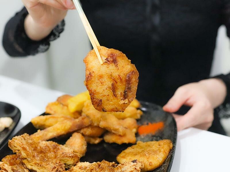 湖口雞排新選擇，下午茶宵夜都滿足！維縈家鄉碳烤雞排加泡菜超解膩