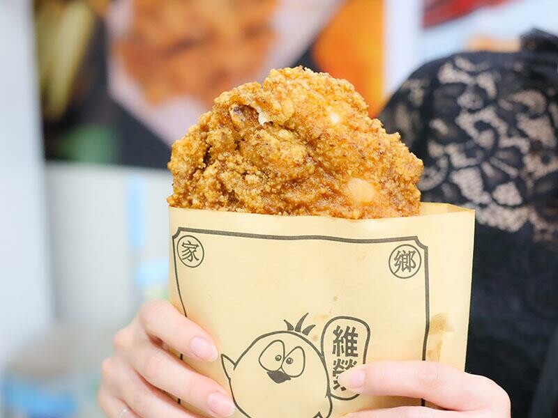 湖口雞排新選擇，下午茶宵夜都滿足！維縈家鄉碳烤雞排加泡菜超解膩