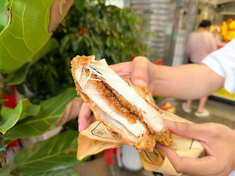 湖口雞排新選擇，下午茶宵夜都滿足！維縈家鄉碳烤雞排加泡菜超解膩