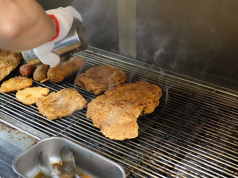 湖口雞排新選擇，下午茶宵夜都滿足！維縈家鄉碳烤雞排加泡菜超解膩
