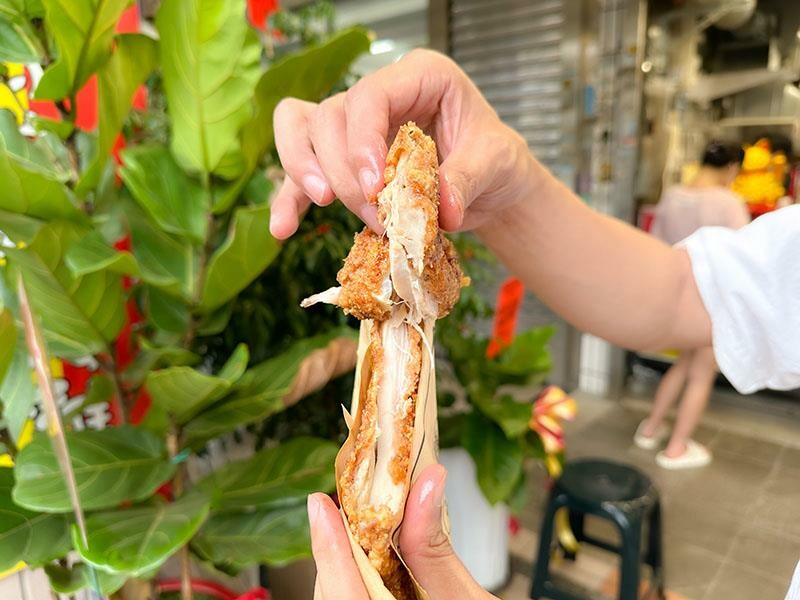 湖口雞排新選擇，下午茶宵夜都滿足！維縈家鄉碳烤雞排加泡菜超解膩