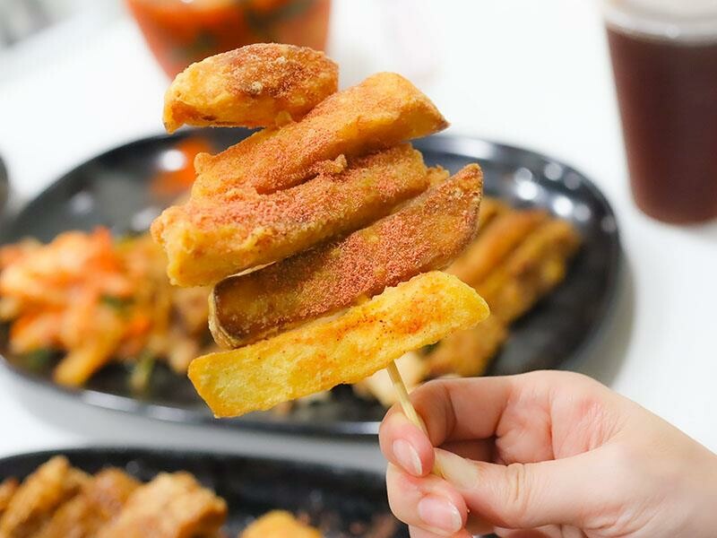 湖口雞排新選擇，下午茶宵夜都滿足！維縈家鄉碳烤雞排加泡菜超解膩