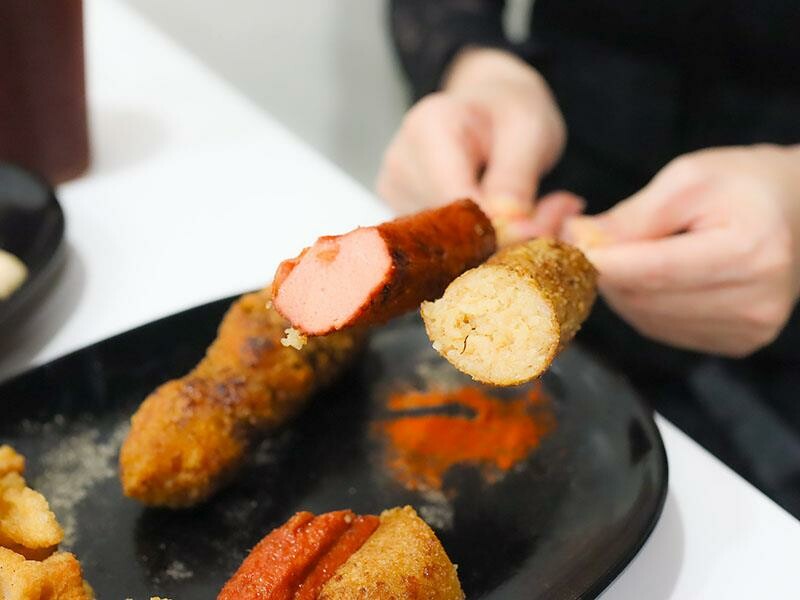 湖口雞排新選擇，下午茶宵夜都滿足！維縈家鄉碳烤雞排加泡菜超解膩