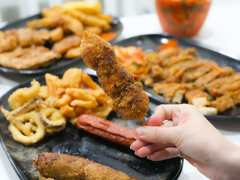 湖口雞排新選擇，下午茶宵夜都滿足！維縈家鄉碳烤雞排加泡菜超解膩