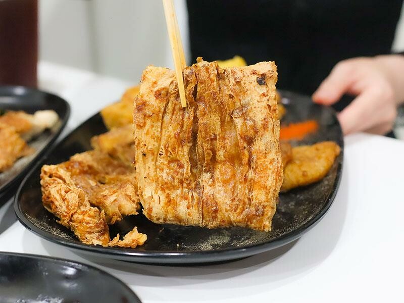 湖口雞排新選擇，下午茶宵夜都滿足！維縈家鄉碳烤雞排加泡菜超解膩