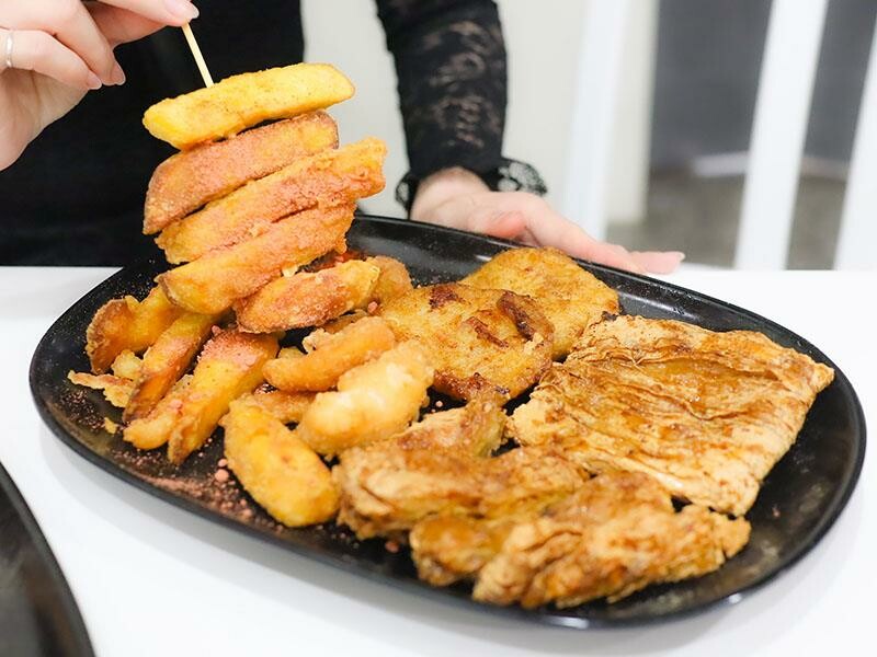 湖口雞排新選擇，下午茶宵夜都滿足！維縈家鄉碳烤雞排加泡菜超解膩