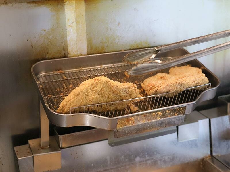 湖口雞排新選擇，下午茶宵夜都滿足！維縈家鄉碳烤雞排加泡菜超解膩