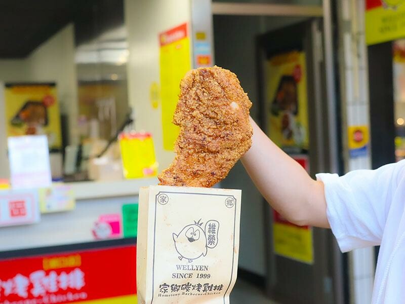 湖口雞排新選擇，下午茶宵夜都滿足！維縈家鄉碳烤雞排加泡菜超解膩