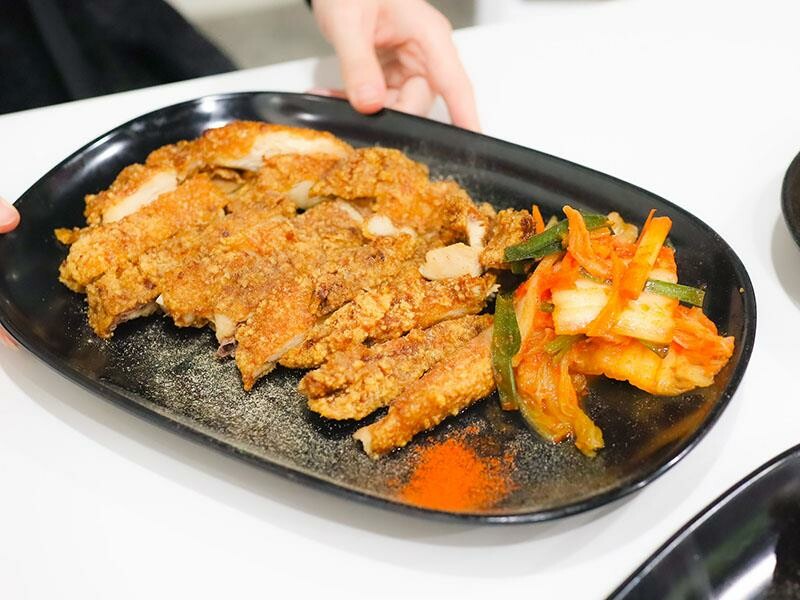 湖口雞排新選擇，下午茶宵夜都滿足！維縈家鄉碳烤雞排加泡菜超解膩