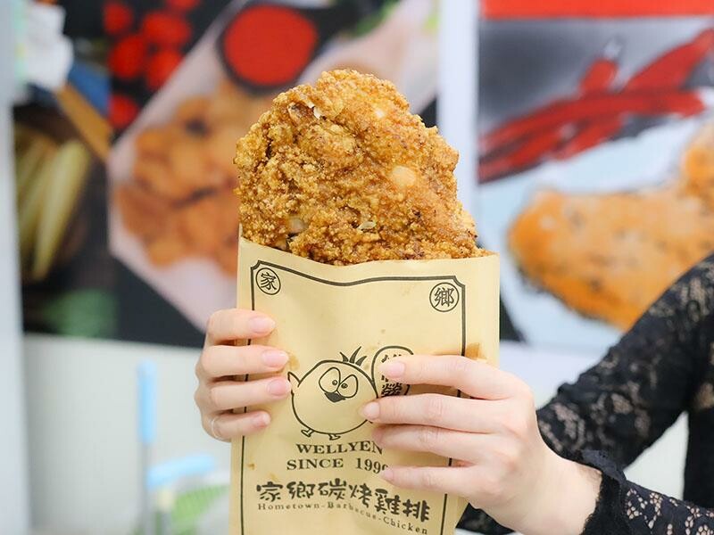 湖口雞排新選擇，下午茶宵夜都滿足！維縈家鄉碳烤雞排加泡菜超解膩