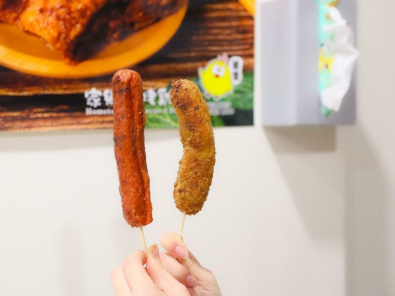 湖口雞排新選擇，下午茶宵夜都滿足！維縈家鄉碳烤雞排加泡菜超解膩