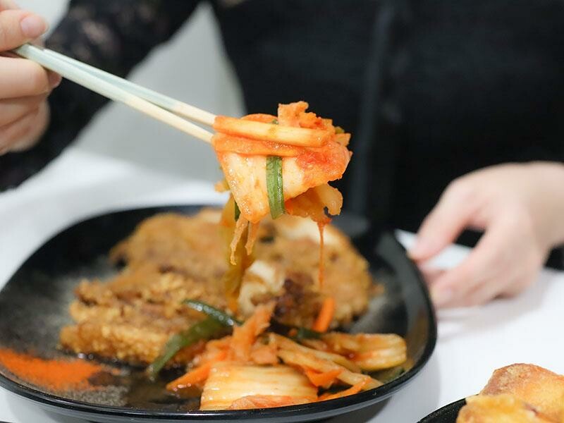 湖口雞排新選擇，下午茶宵夜都滿足！維縈家鄉碳烤雞排加泡菜超解膩