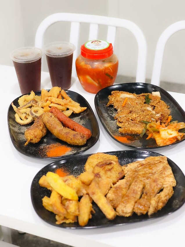 湖口雞排新選擇，下午茶宵夜都滿足！維縈家鄉碳烤雞排加泡菜超解膩